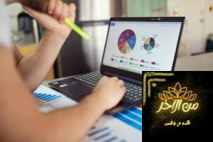 شخص يخطط أهدافه المالية على جهاز الكمبيوتر التفكير الاستراتيجي لإدارة المال